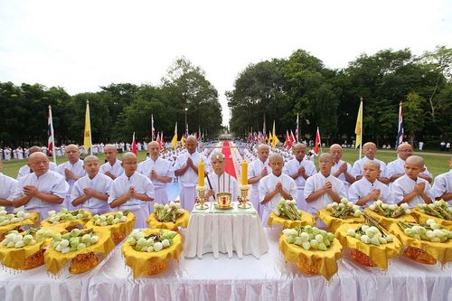 ภาพ No.9029:พิธีบรรพชาอุปสมบทและตักบาตรพระธรรมทายาทนานาชาติ รุ่นที่ 11