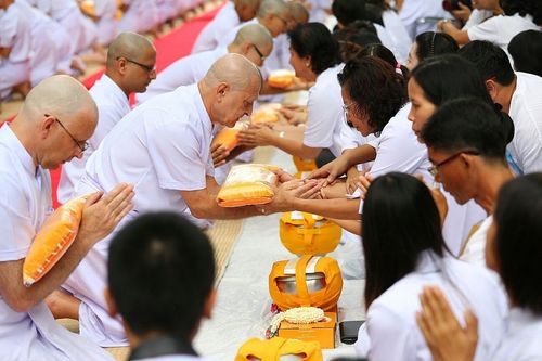 ภาพ No.9032:พิธีบรรพชาอุปสมบทและตักบาตรพระธรรมทายาทนานาชาติ รุ่นที่ 11