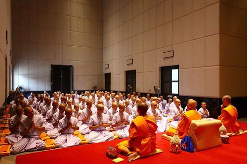 ภาพ No.9030:พิธีบรรพชาอุปสมบทและตักบาตรพระธรรมทายาทนานาชาติ รุ่นที่ 11