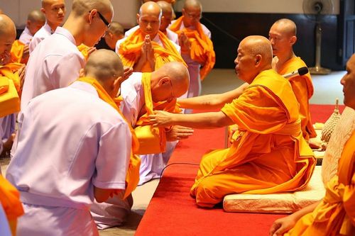 ภาพ No.9033:พิธีบรรพชาอุปสมบทและตักบาตรพระธรรมทายาทนานาชาติ รุ่นที่ 11