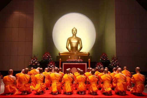 ภาพ No.9035:พิธีบรรพชาอุปสมบทและตักบาตรพระธรรมทายาทนานาชาติ รุ่นที่ 11