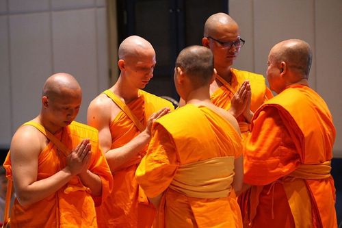 ภาพ No.9037:พิธีบรรพชาอุปสมบทและตักบาตรพระธรรมทายาทนานาชาติ รุ่นที่ 11