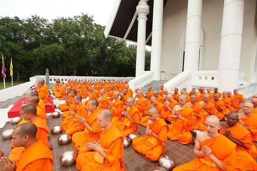 ภาพ No.9041:พิธีบรรพชาอุปสมบทและตักบาตรพระธรรมทายาทนานาชาติ รุ่นที่ 11