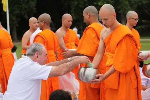 ภาพ No.9039:พิธีบรรพชาอุปสมบทและตักบาตรพระธรรมทายาทนานาชาติ รุ่นที่ 11