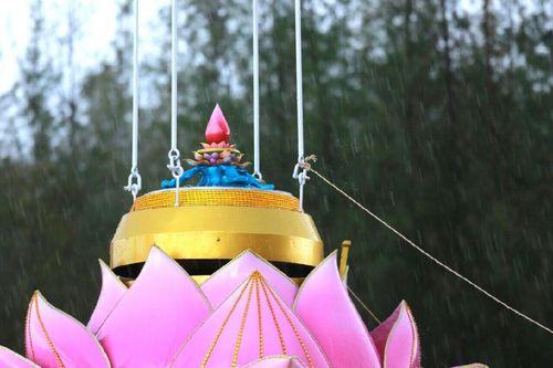 ภาพ No.11457:ประมวลภาพพิธีอัญเชิญพระบรมธาตุประดิษฐาน ณ ปทุมรัตน์ธรรมเจดีย์ พุทธอุทยานนานาชาติ จ.หนองคาย