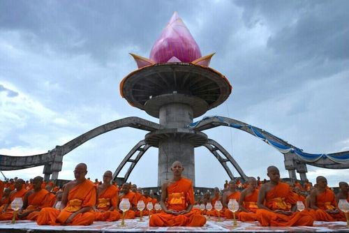 ภาพ No.11461:ประมวลภาพพิธีอัญเชิญพระบรมธาตุประดิษฐาน ณ ปทุมรัตน์ธรรมเจดีย์ พุทธอุทยานนานาชาติ จ.หนองคาย