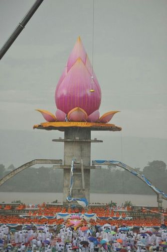 ภาพ No.11471:ประมวลภาพพิธีอัญเชิญพระบรมธาตุประดิษฐาน ณ ปทุมรัตน์ธรรมเจดีย์ พุทธอุทยานนานาชาติ จ.หนองคาย