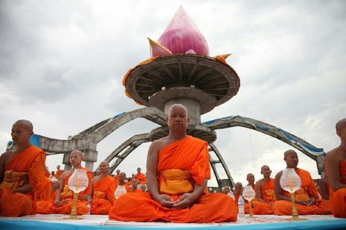 ภาพ No.11508:ประมวลภาพพิธีอัญเชิญพระบรมธาตุประดิษฐาน ณ ปทุมรัตน์ธรรมเจดีย์ พุทธอุทยานนานาชาติ จ.หนองคาย