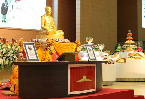 ภาพ No.8688: พิธีถวายรางวัลประกาศเกียรติคุณ Guinness World Records 2 รางวัล ณ วัดพระธรรมกาย