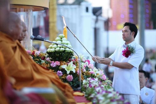 ภาพ No.9488:ประมวลภาพตักบาตรเมืองพัทยา พระ 2,600 รูป วันเสาร์ 21 ธันวาคม 2556