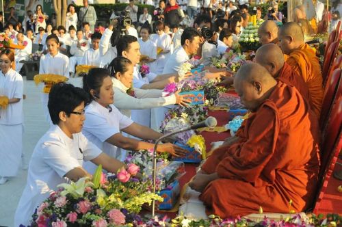 ภาพ No.9489:ประมวลภาพตักบาตรเมืองพัทยา พระ 2,600 รูป วันเสาร์ 21 ธันวาคม 2556