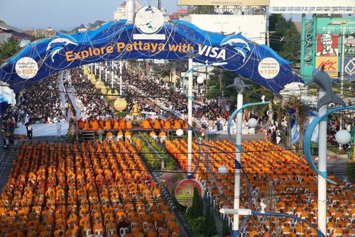 ภาพ No.9490:ประมวลภาพตักบาตรเมืองพัทยา พระ 2,600 รูป วันเสาร์ 21 ธันวาคม 2556