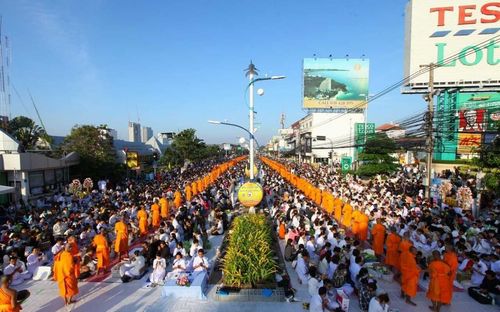 ภาพ No.9493:ประมวลภาพตักบาตรเมืองพัทยา พระ 2,600 รูป วันเสาร์ 21 ธันวาคม 2556