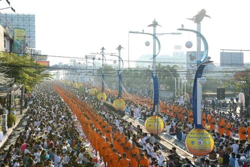 ภาพ No.9494:ประมวลภาพตักบาตรเมืองพัทยา พระ 2,600 รูป วันเสาร์ 21 ธันวาคม 2556