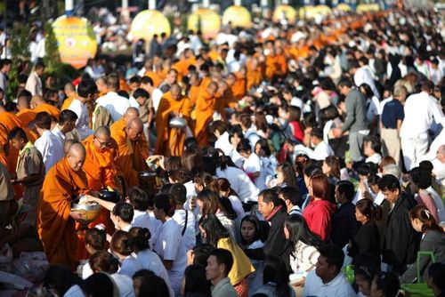 ภาพ No.9491:ประมวลภาพตักบาตรเมืองพัทยา พระ 2,600 รูป วันเสาร์ 21 ธันวาคม 2556