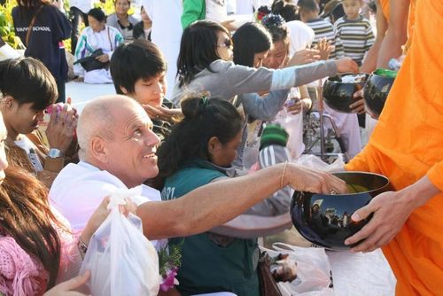 ภาพ No.9492:ประมวลภาพตักบาตรเมืองพัทยา พระ 2,600 รูป วันเสาร์ 21 ธันวาคม 2556