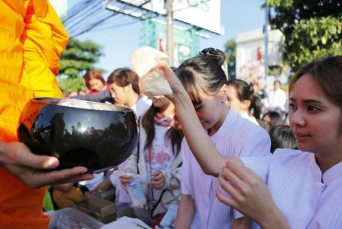 ภาพ No.9495:ประมวลภาพตักบาตรเมืองพัทยา พระ 2,600 รูป วันเสาร์ 21 ธันวาคม 2556