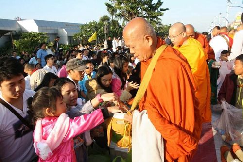 ภาพ No.9498:ประมวลภาพตักบาตรเมืองพัทยา พระ 2,600 รูป วันเสาร์ 21 ธันวาคม 2556