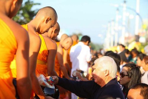 ภาพ No.9496:ประมวลภาพตักบาตรเมืองพัทยา พระ 2,600 รูป วันเสาร์ 21 ธันวาคม 2556