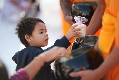 ภาพ No.9499:ประมวลภาพตักบาตรเมืองพัทยา พระ 2,600 รูป วันเสาร์ 21 ธันวาคม 2556