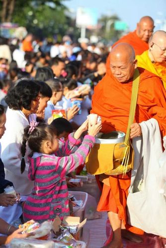 ภาพ No.9497:ประมวลภาพตักบาตรเมืองพัทยา พระ 2,600 รูป วันเสาร์ 21 ธันวาคม 2556