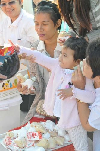 ภาพ No.9500:ประมวลภาพตักบาตรเมืองพัทยา พระ 2,600 รูป วันเสาร์ 21 ธันวาคม 2556