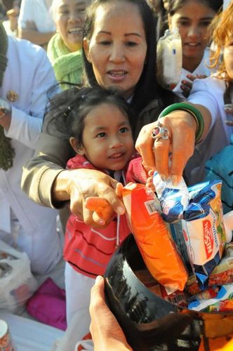 ภาพ No.9501:ประมวลภาพตักบาตรเมืองพัทยา พระ 2,600 รูป วันเสาร์ 21 ธันวาคม 2556