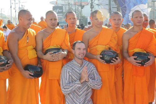 ภาพ No.9504:ประมวลภาพตักบาตรเมืองพัทยา พระ 2,600 รูป วันเสาร์ 21 ธันวาคม 2556