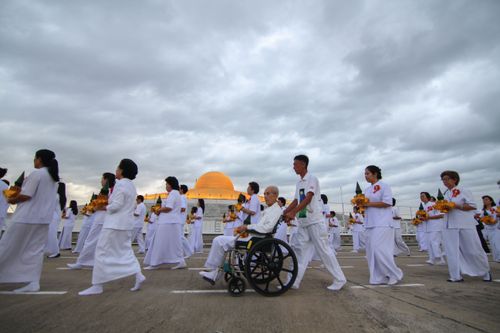 ภาพ No.37971:พิธีเวียนประทักษิณและวันทามหาธรรมกายเจดีย์