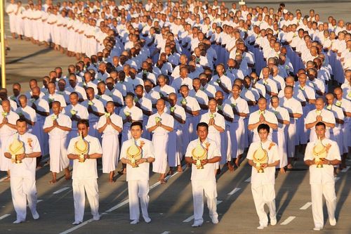 ภาพ No.8931:พิธีเวียนประทักษิณ วันทาเจดีย์และพิธีขอสรณคมน์และศีลของธรรมทายาทในวันบรรพชา 