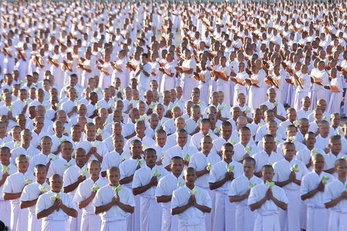 ภาพ No.8932:พิธีเวียนประทักษิณ วันทาเจดีย์และพิธีขอสรณคมน์และศีลของธรรมทายาทในวันบรรพชา 