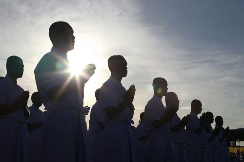 ภาพ No.8930:พิธีเวียนประทักษิณ วันทาเจดีย์และพิธีขอสรณคมน์และศีลของธรรมทายาทในวันบรรพชา 