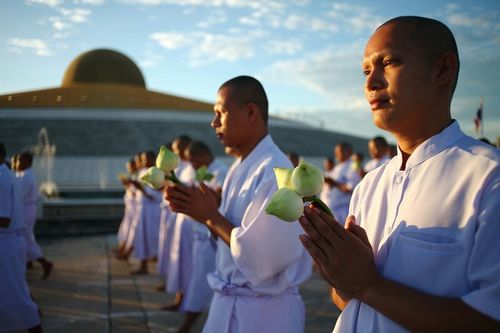 ภาพ No.8935:พิธีเวียนประทักษิณ วันทาเจดีย์และพิธีขอสรณคมน์และศีลของธรรมทายาทในวันบรรพชา 