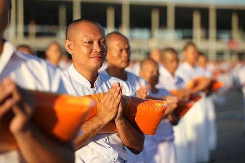 ภาพ No.8937:พิธีเวียนประทักษิณ วันทาเจดีย์และพิธีขอสรณคมน์และศีลของธรรมทายาทในวันบรรพชา 