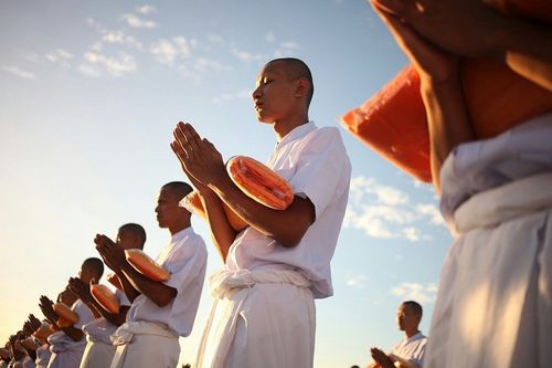 ภาพ No.8938:พิธีเวียนประทักษิณ วันทาเจดีย์และพิธีขอสรณคมน์และศีลของธรรมทายาทในวันบรรพชา 