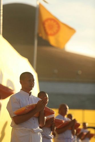 ภาพ No.8941:พิธีเวียนประทักษิณ วันทาเจดีย์และพิธีขอสรณคมน์และศีลของธรรมทายาทในวันบรรพชา 