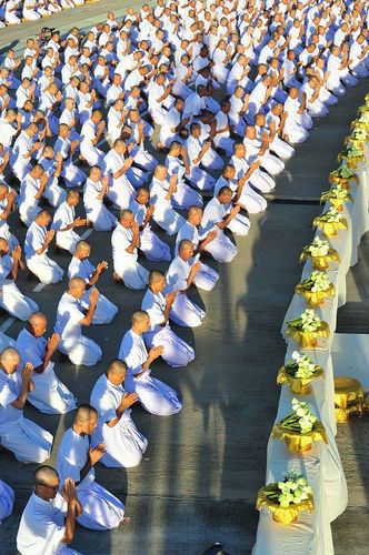 ภาพ No.8944:พิธีเวียนประทักษิณ วันทาเจดีย์และพิธีขอสรณคมน์และศีลของธรรมทายาทในวันบรรพชา 