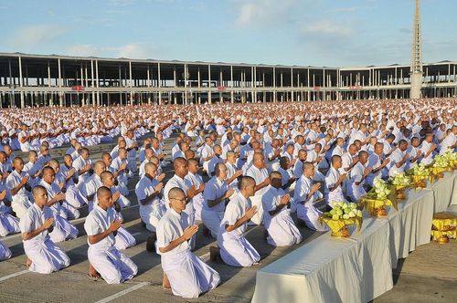 ภาพ No.8942:พิธีเวียนประทักษิณ วันทาเจดีย์และพิธีขอสรณคมน์และศีลของธรรมทายาทในวันบรรพชา 
