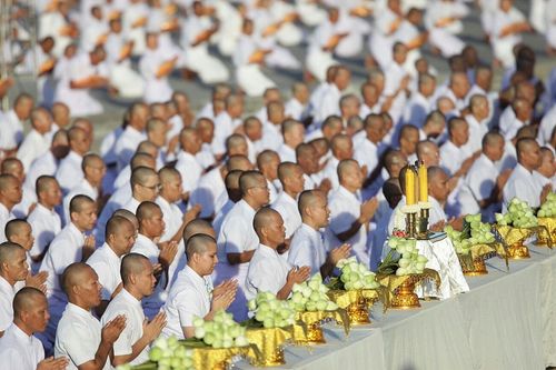 ภาพ No.8943:พิธีเวียนประทักษิณ วันทาเจดีย์และพิธีขอสรณคมน์และศีลของธรรมทายาทในวันบรรพชา 