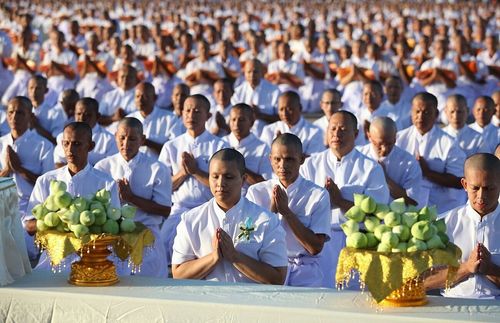 ภาพ No.8940:พิธีเวียนประทักษิณ วันทาเจดีย์และพิธีขอสรณคมน์และศีลของธรรมทายาทในวันบรรพชา 