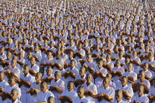 ภาพ No.8947:พิธีเวียนประทักษิณ วันทาเจดีย์และพิธีขอสรณคมน์และศีลของธรรมทายาทในวันบรรพชา 