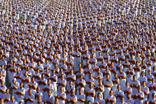 ภาพ No.8948:พิธีเวียนประทักษิณ วันทาเจดีย์และพิธีขอสรณคมน์และศีลของธรรมทายาทในวันบรรพชา 