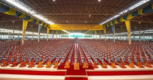 ภาพ No.8955:พิธีเวียนประทักษิณ วันทาเจดีย์และพิธีขอสรณคมน์และศีลของธรรมทายาทในวันบรรพชา 