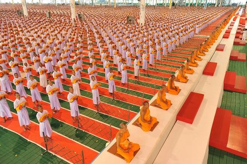 ภาพ No.8951:พิธีเวียนประทักษิณ วันทาเจดีย์และพิธีขอสรณคมน์และศีลของธรรมทายาทในวันบรรพชา 