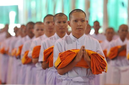 ภาพ No.8952:พิธีเวียนประทักษิณ วันทาเจดีย์และพิธีขอสรณคมน์และศีลของธรรมทายาทในวันบรรพชา 