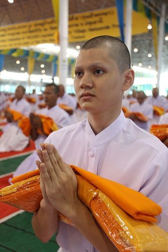 ภาพ No.8954:พิธีเวียนประทักษิณ วันทาเจดีย์และพิธีขอสรณคมน์และศีลของธรรมทายาทในวันบรรพชา 