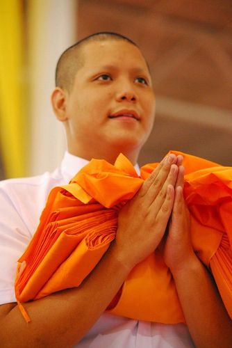 ภาพ No.8956:พิธีเวียนประทักษิณ วันทาเจดีย์และพิธีขอสรณคมน์และศีลของธรรมทายาทในวันบรรพชา 