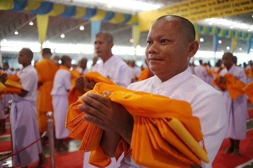 ภาพ No.8957:พิธีเวียนประทักษิณ วันทาเจดีย์และพิธีขอสรณคมน์และศีลของธรรมทายาทในวันบรรพชา 