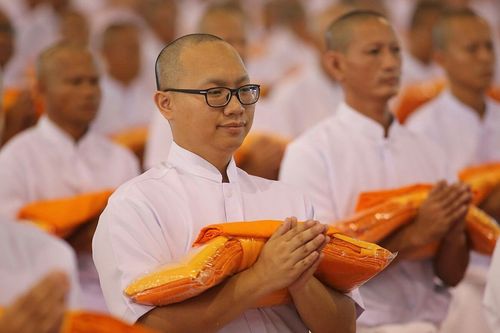 ภาพ No.8966:พิธีเวียนประทักษิณ วันทาเจดีย์และพิธีขอสรณคมน์และศีลของธรรมทายาทในวันบรรพชา 