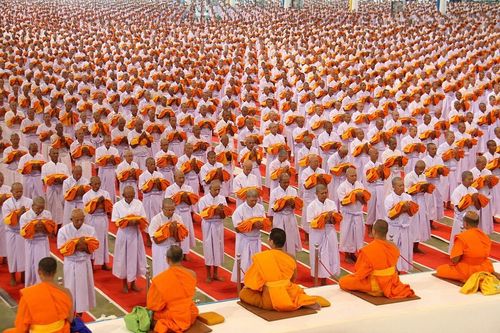 ภาพ No.8958:พิธีเวียนประทักษิณ วันทาเจดีย์และพิธีขอสรณคมน์และศีลของธรรมทายาทในวันบรรพชา 